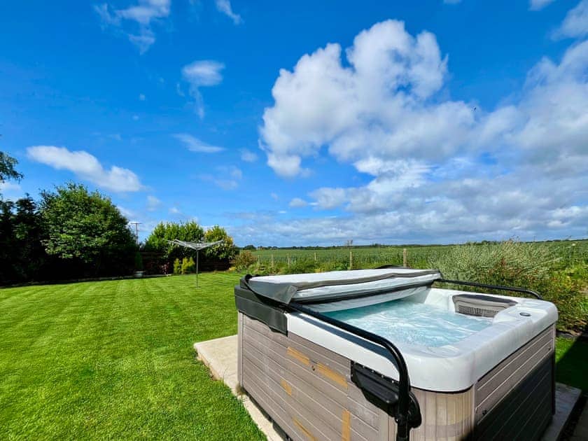 Hot tub | Jasmine Cottage, Montrose