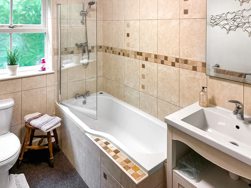 Bathroom | Professors Cottage, Girvan