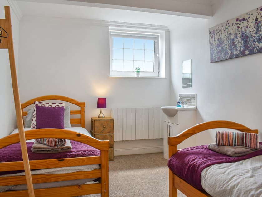 Twin bedroom | Denelea - Denelea Apartments, Scarborough