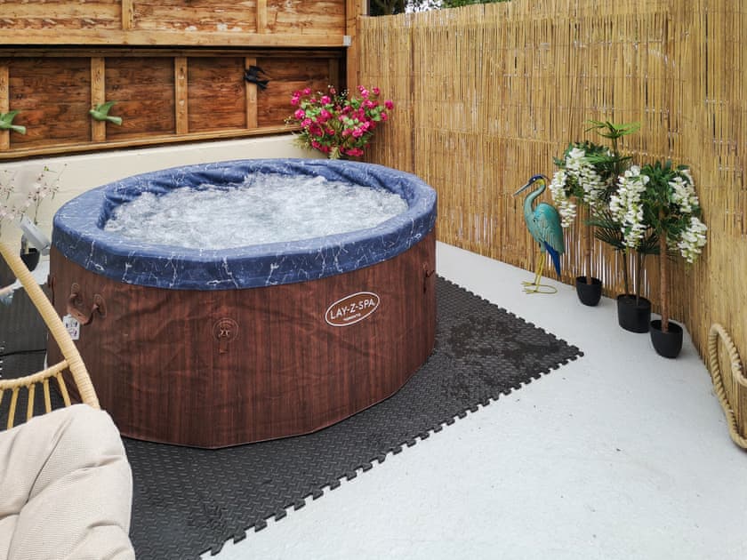 Hot tub | Higher Alscott Annexe, Torrington