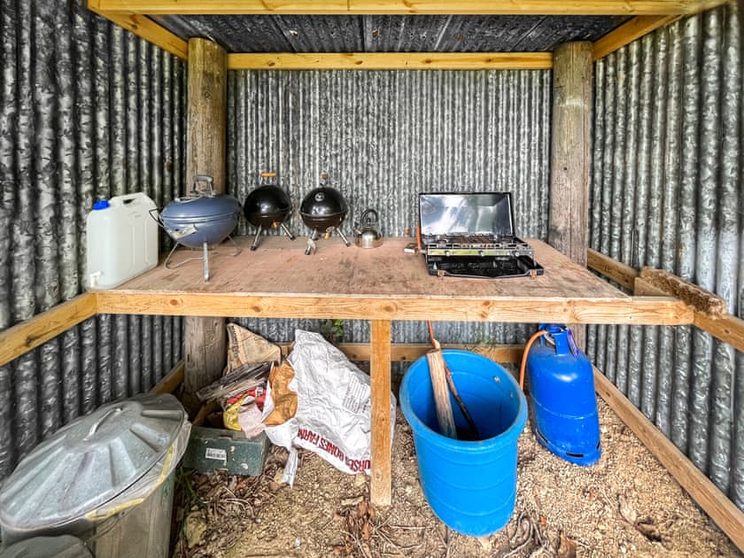 Outdoor eating area | Barn Owl - Moat Farm Glamping, Shadowhurst, near Ashford