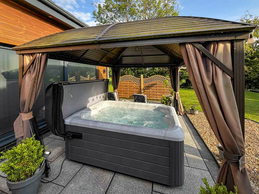 Hot tub | The Paddocks Retreat, North Thoresby