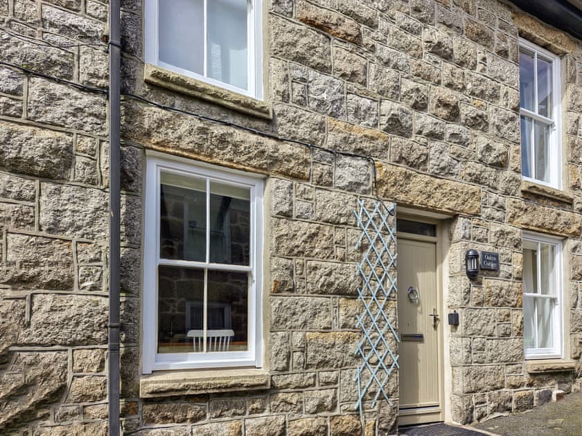 Delightful Cornish holiday home a few yards from the sea | Oaken Cottage, Mousehole, Penzance