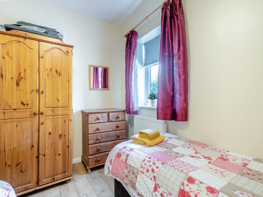 Twin bedroom | Primrose - Clapham Holme Farm Cottages, Great Hatfield, near Hornsea