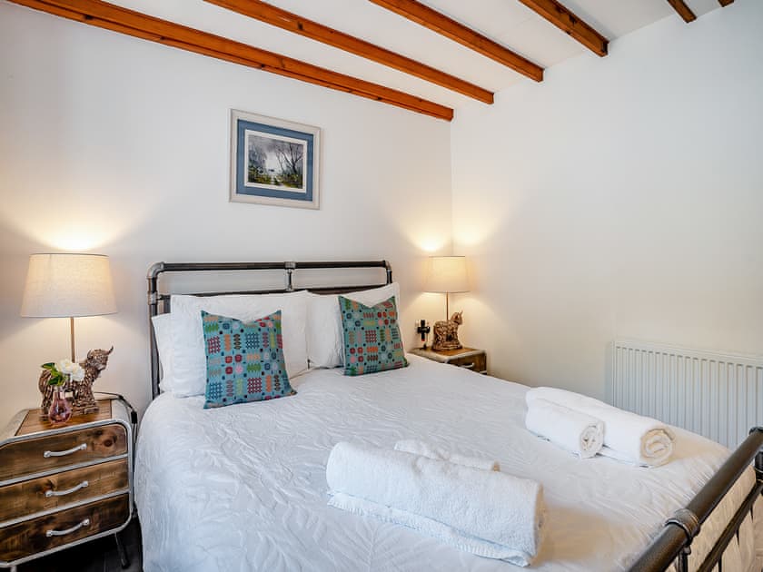 Double bedroom | The Old Cowsheds 4 - Daniel Ddu - Gaer Cottages, Cribyn, Lampeter