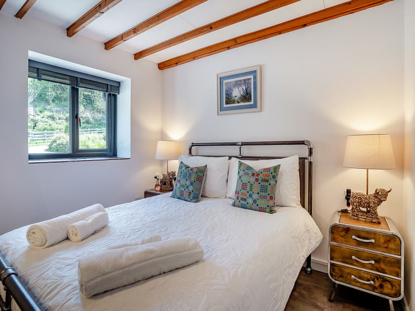 Double bedroom | The Old Cowsheds 4 - Daniel Ddu - Gaer Cottages, Cribyn, Lampeter
