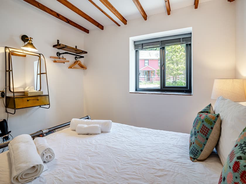 Double bedroom | The Old Cowsheds 4 - Daniel Ddu - Gaer Cottages, Cribyn, Lampeter