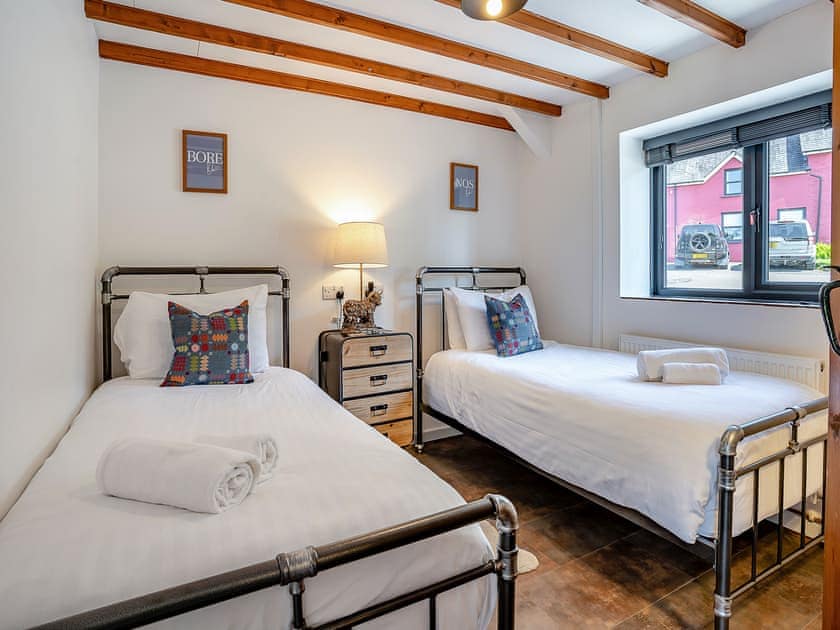 Twin bedroom | The Old Cowsheds 4 - Daniel Ddu - Gaer Cottages, Cribyn, Lampeter