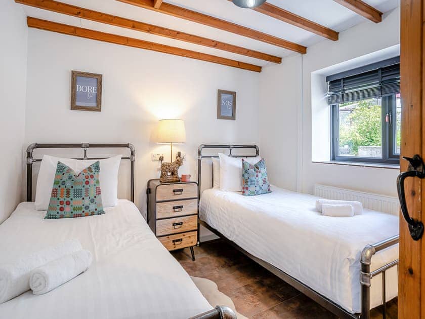 Twin bedroom | The Old cowsheds 5 -Llanilar - Gaer Cottages, Cribyn, Lampeter