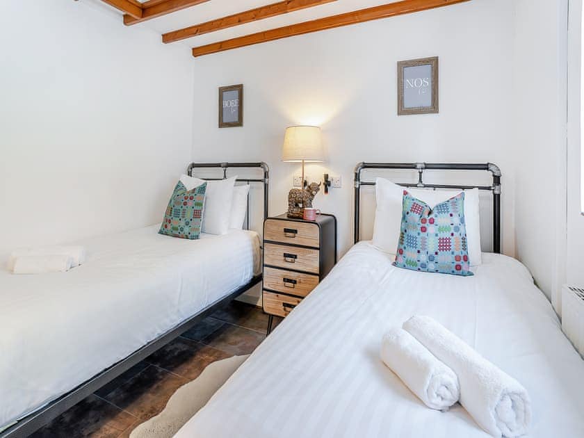 Twin bedroom | The Old cowsheds 5 -Llanilar - Gaer Cottages, Cribyn, Lampeter