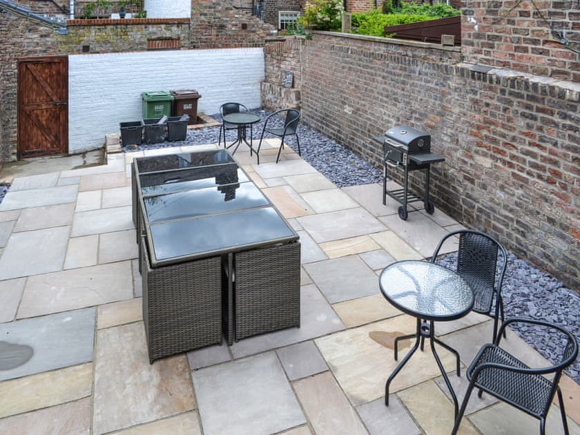 Outdoor eating area | The Foss - Flat 3 - Holgreaves Apartments, York