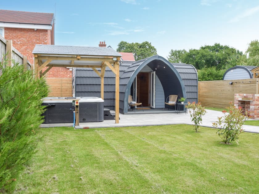 Garden and grounds | Glamping Pod 1 - Oakwood Farm, Chester