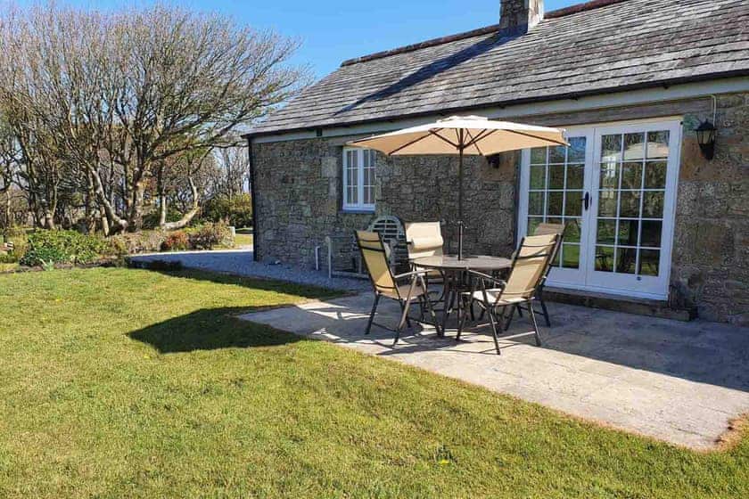 Sitting-out-area | Stone Farm Cottage, Pendeen