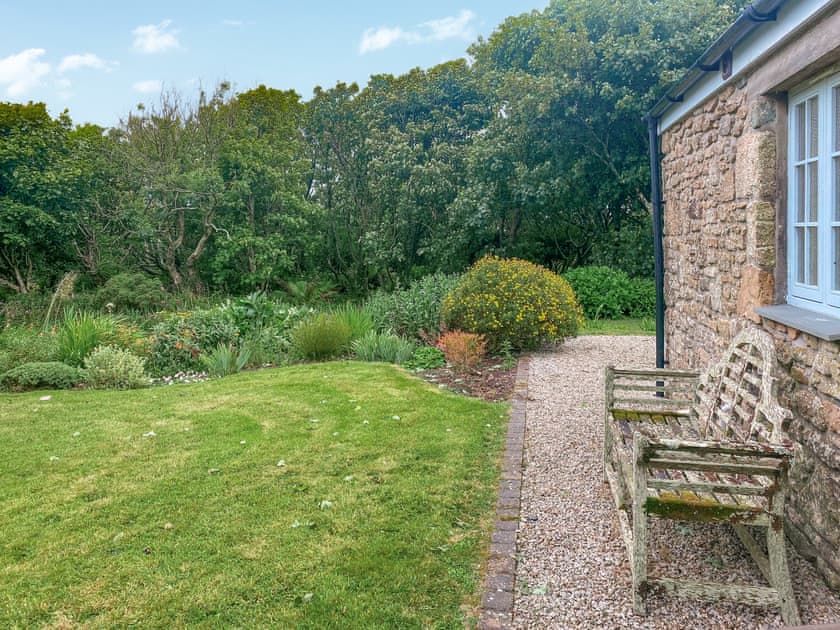 Sitting-out-area | Stone Farm Cottage, Pendeen