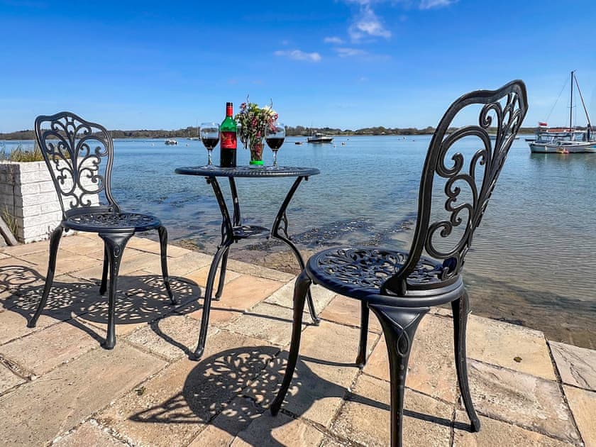 Sitting-out-area | Quayside Cottage - The Quay, Waldringfield