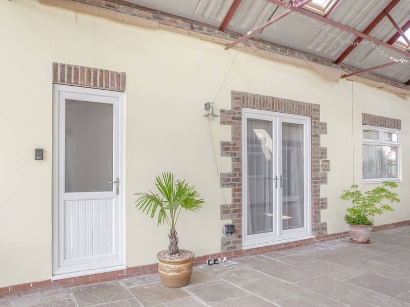 Outdoor | Daffodil - Clapham Holme Farm Cottages, Great Hatfield, near Hornsea