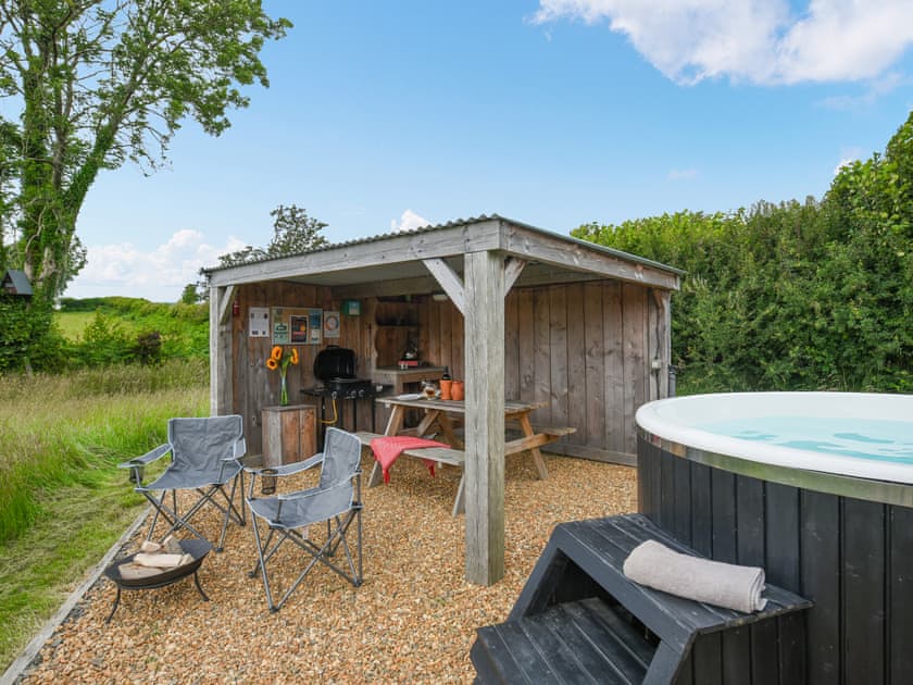Sitting-out-area | The Hedgehog Pod - Glampio Cae Pella, Welshpool