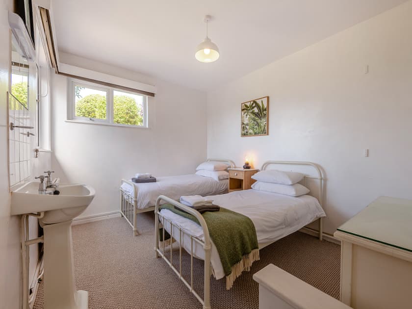 Twin bedroom | Tara, Kingsbridge