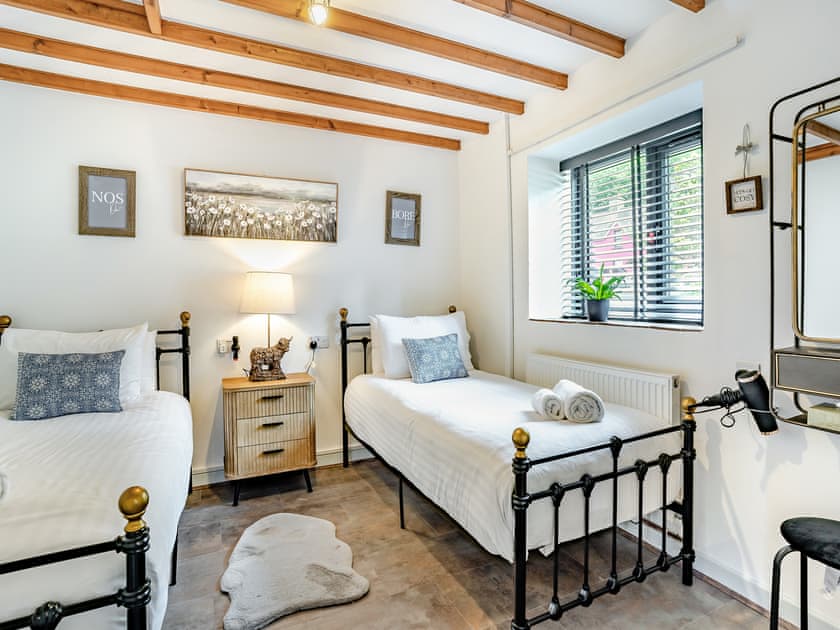 Twin bedroom | The Old Cowsheds 2 - Shippon - Gaer Cottages, Cribyn, Lampeter
