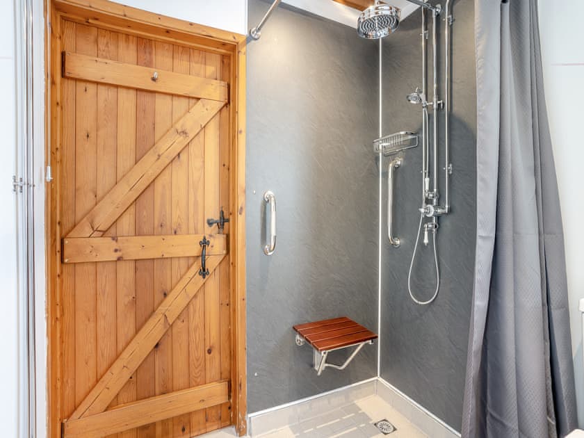 Bathroom | The Old Cowsheds 2 - Shippon - Gaer Cottages, Cribyn, Lampeter