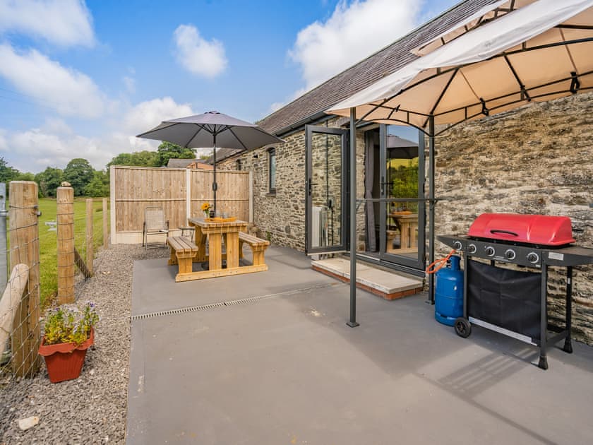 Sitting-out-area | The Old Cowsheds 2 - Shippon - Gaer Cottages, Cribyn, Lampeter
