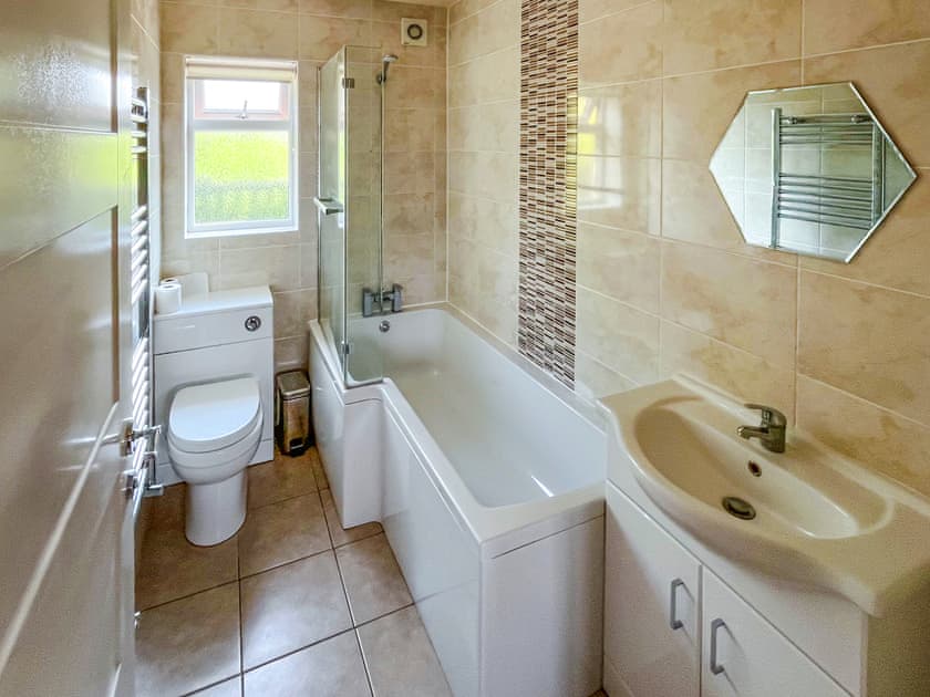 Bathroom | James Ville Marina - Hazel - James Villa Marina, Brigg