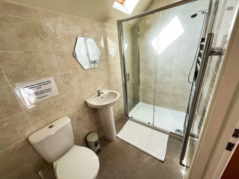 Bathroom | James Ville Marina - Heather - James Villa Marina, Brigg