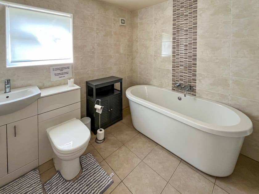 Bathroom | James Ville Marina - Heather - James Villa Marina, Brigg