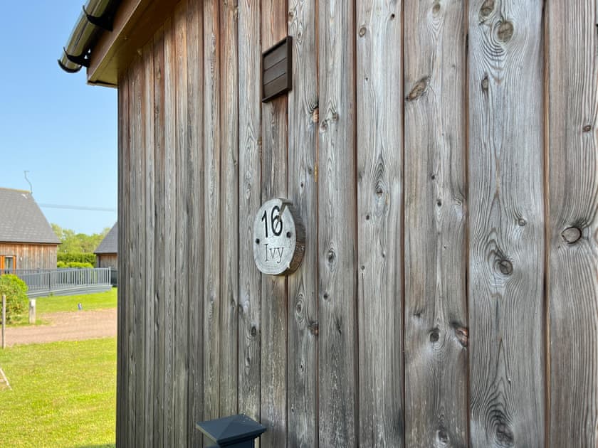 Exterior | James Ville Marina - Ivy - James Villa Marina, Brigg