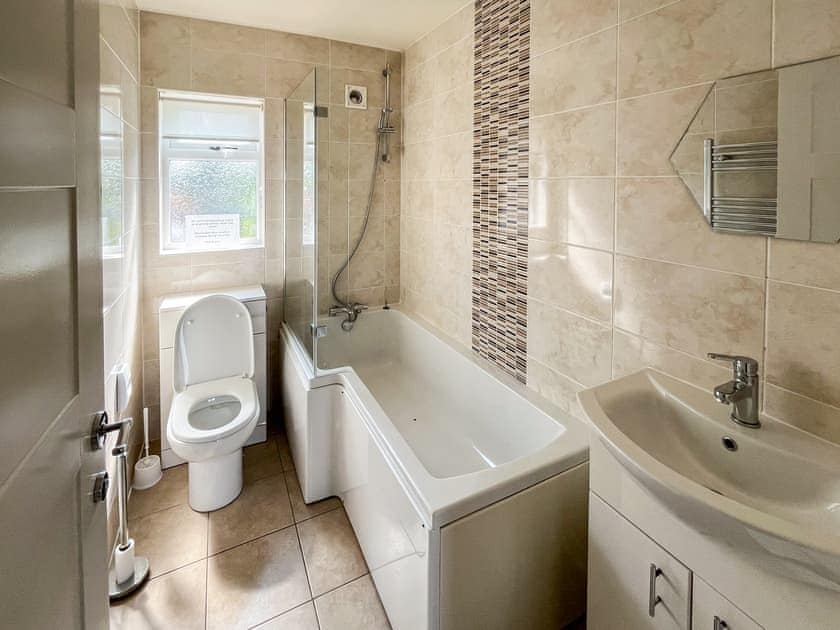 Bathroom | James Ville Marina - Lavender - James Villa Marina, Brigg