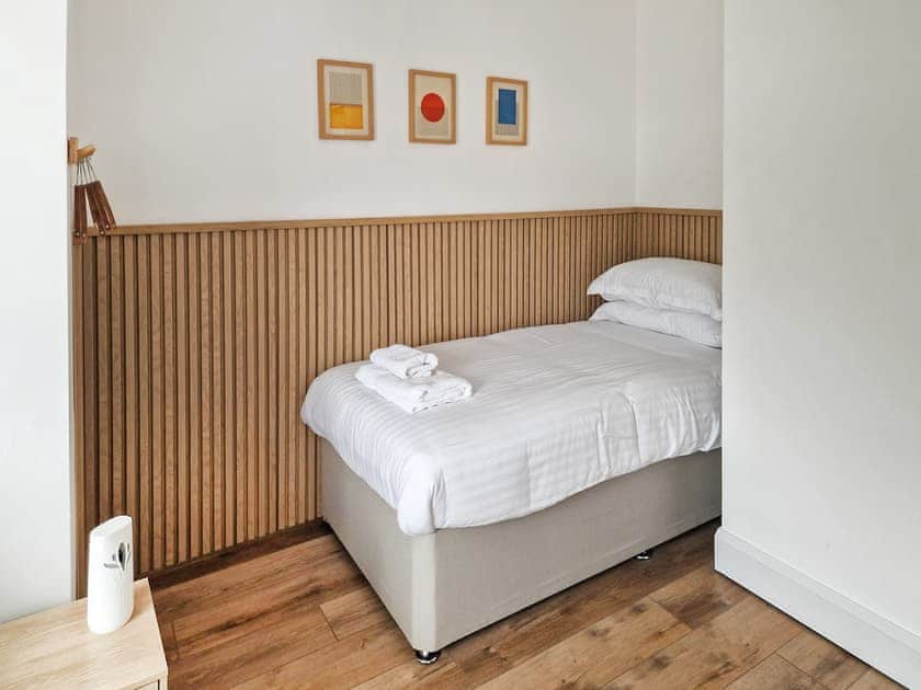 Twin bedroom | Tide & Treth, Newquay