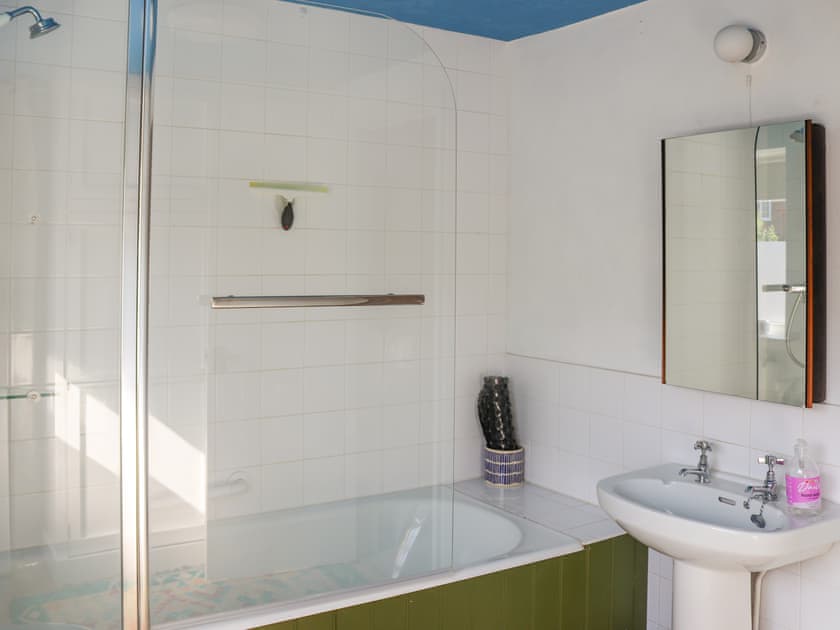 Bathroom | Crescent Cottage, Newtown