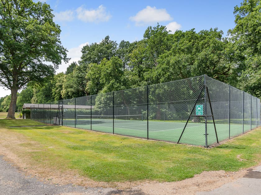 Tennis court | Weston Cottage - Whitmoor Farm, Woking, near Guildford
