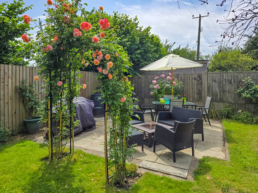 Garden with outdoor seating area | Little Crawfish Cottage, Thursford