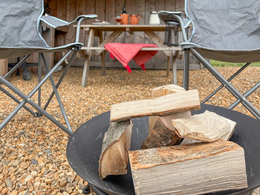Sitting-out-area | The Hedgehog Pod - Glampio Cae Pella, Welshpool