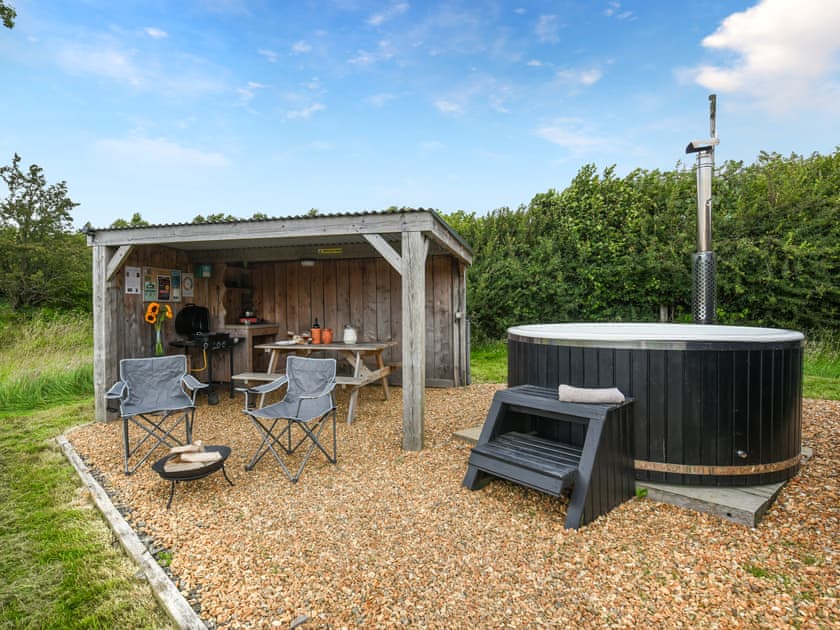 Outdoor | The Hedgehog Pod - Glampio Cae Pella, Welshpool