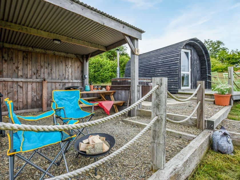 Sitting-out-area | The Owl Pod - Glampio Cae Pella, Welshpool