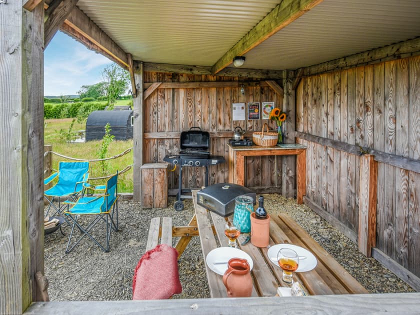 Sitting-out-area | The Owl Pod - Glampio Cae Pella, Welshpool