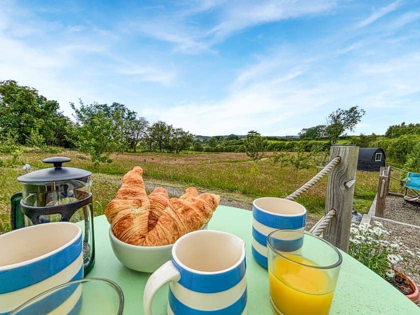 Sitting-out-area | The Owl Pod - Glampio Cae Pella, Welshpool