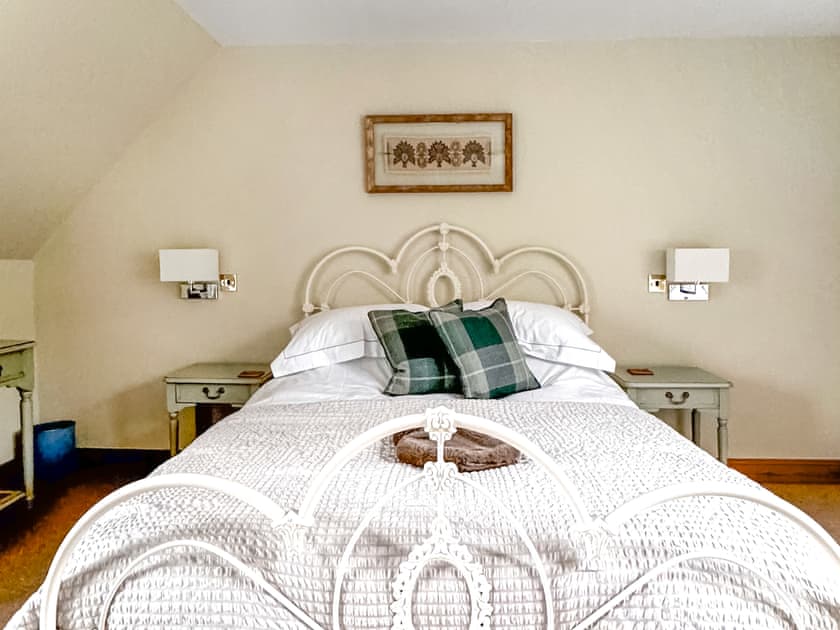 Second bedroom king size bed | Rubha Lodge, Shieldaig