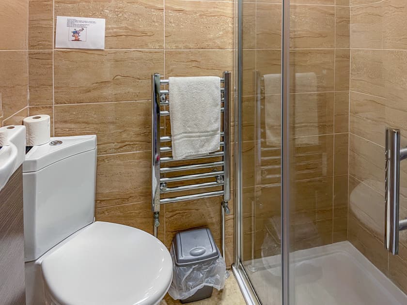 King size family Bedroom Ensuite shower room | Hafod Grove - Hafod Grove and Fach, Moylegrove, near Ceibwr Bay