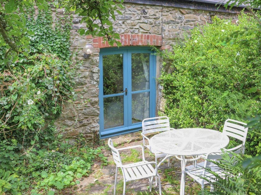 Sitting-out-area | Piggery - The Long Barn, Fishguard