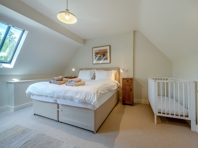 Double bedroom | Kings Cottage South - Kings Cottages Holidays, Salisbury