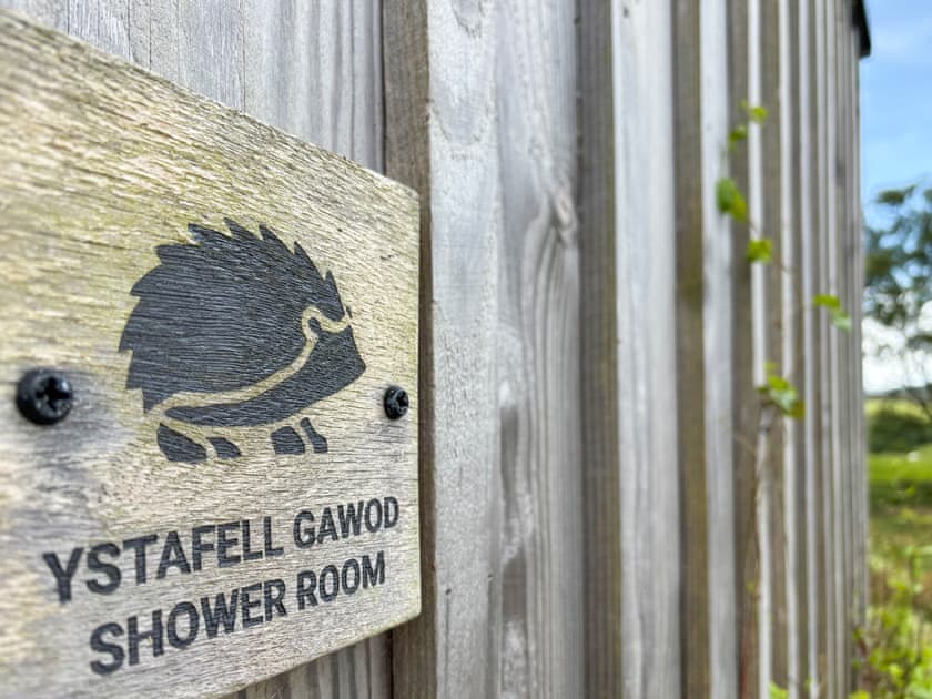 Outdoor | The Hedgehog Pod - Glampio Cae Pella, Welshpool