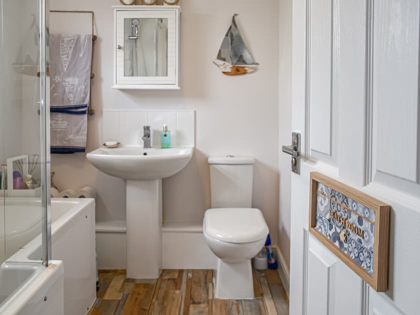 Bathroom | Beachman’s Cottage, Great Yarmouth