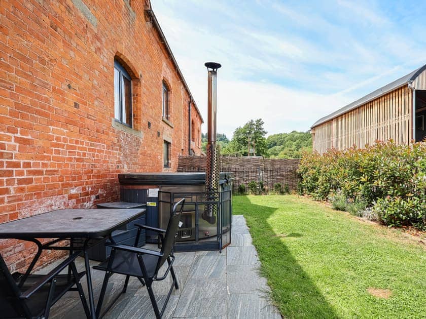 Sitting-out-area | The Cart Arms, Gloucester