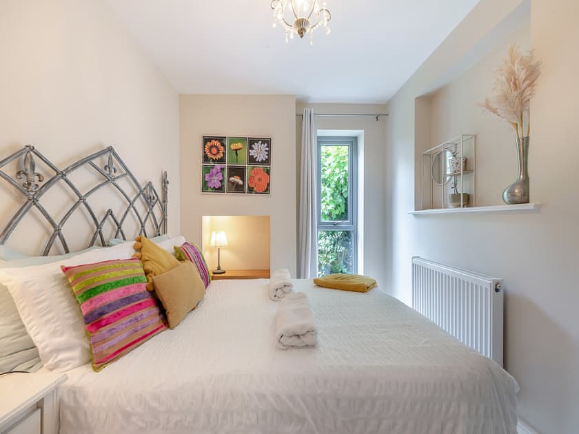 Double bedroom | Windsmoor Cottage on Gower, Perriswood, near Oxwich