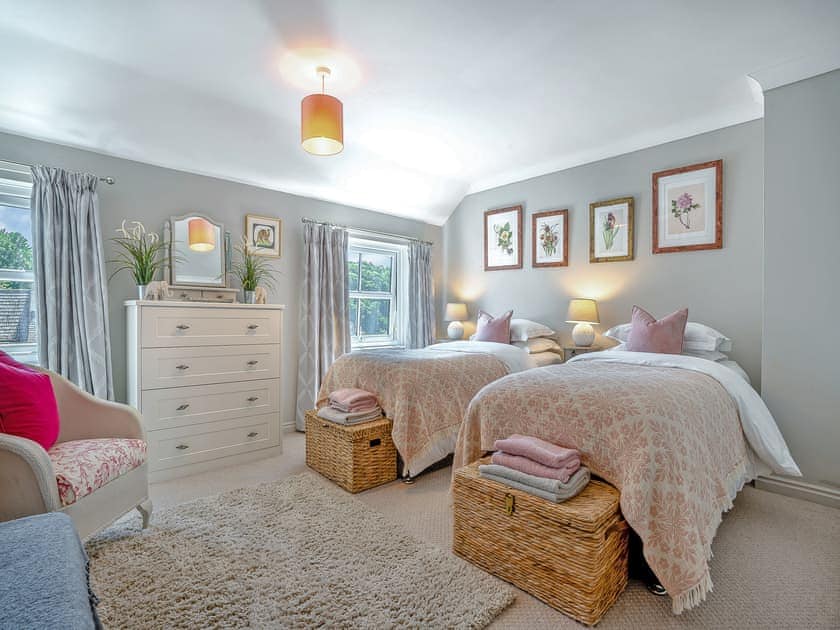 Twin bedroom | Halfehill Cottage, Richmond