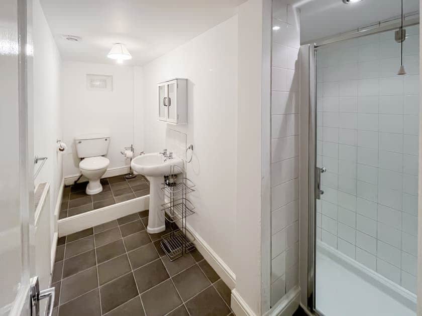 Bathroom | Viking Bay Apartment, Broadstairs