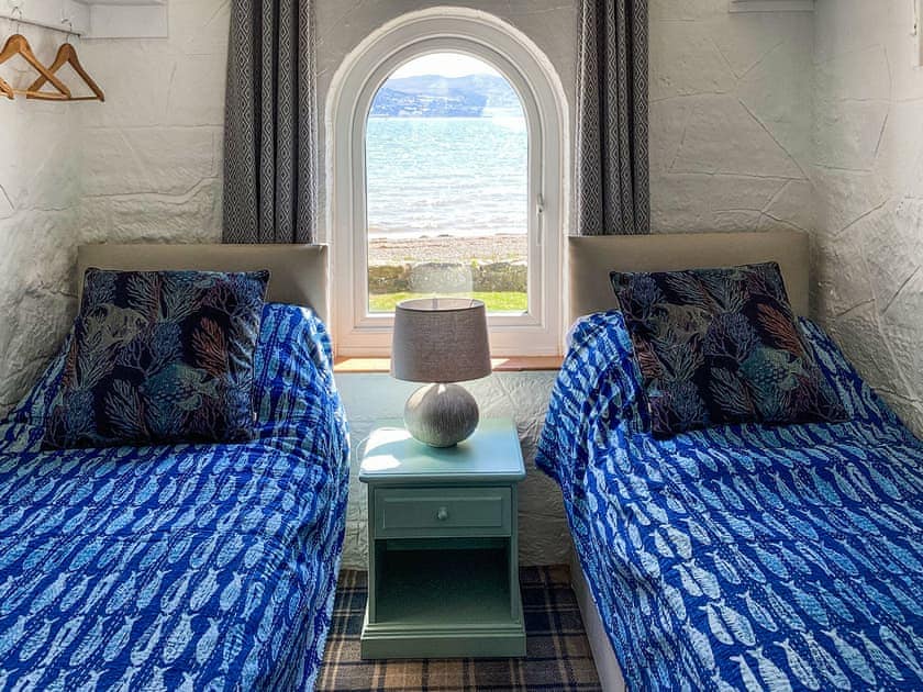 Twin bedroom | Blue Sails - Water’s Edge Cottages, Llanfaes, Beaumaris, Anglesey